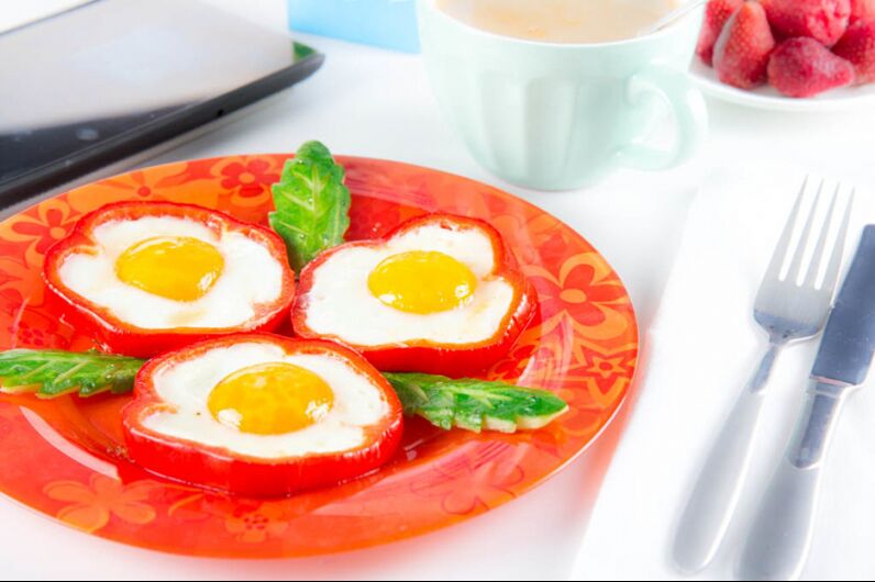 Fried eggs in chili - a healthy dish on the egg diet menu