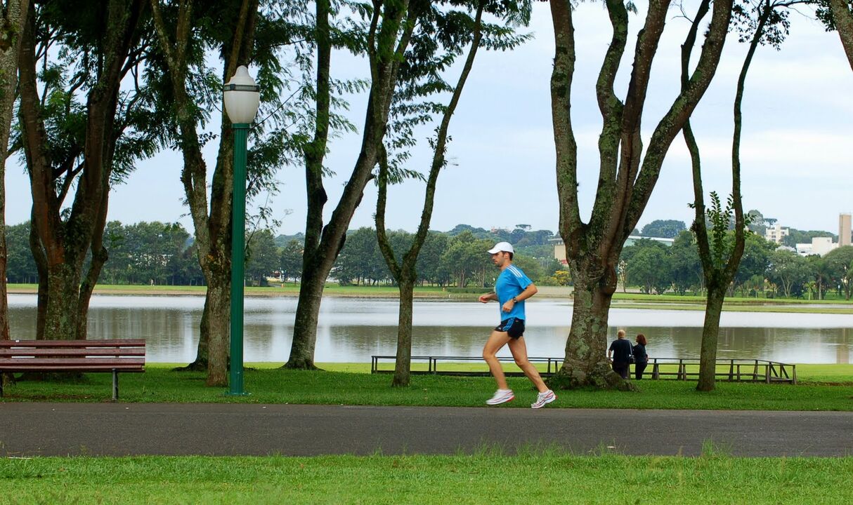 Running in the park is easier than running on asphalt, the main thing is to choose the right clothes and shoes